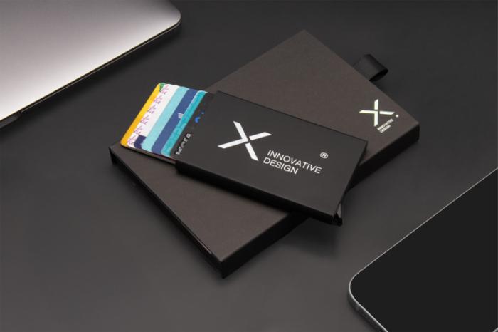 SCX.design O35 – magneettinen RFID-korttipidike. Esim. 25kpl. laserkaiverruksella.