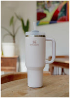 Stanley Quencher H2.0 on 1 200 ml:n juomamuki/juomapullo (1-väri tampopaino)
