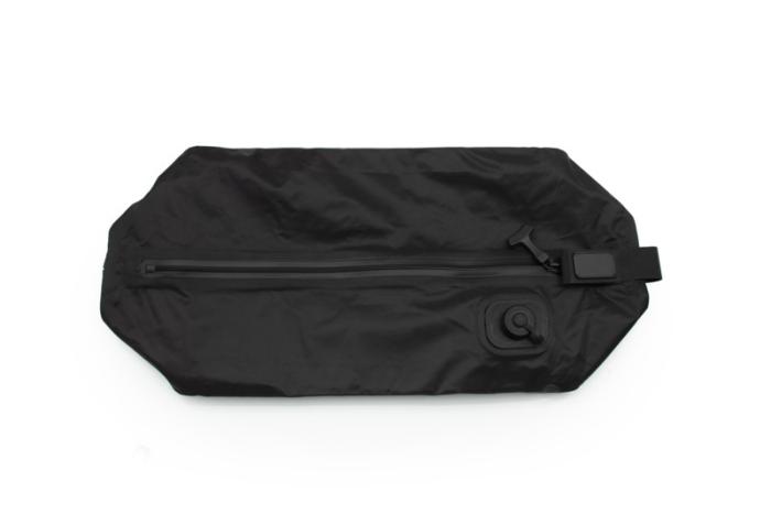 SCX.design L17 VacPouch matkatyhjiöpussi yrityksille laserkaiverruksella. 3v. takuu! Esim. 25kpl.