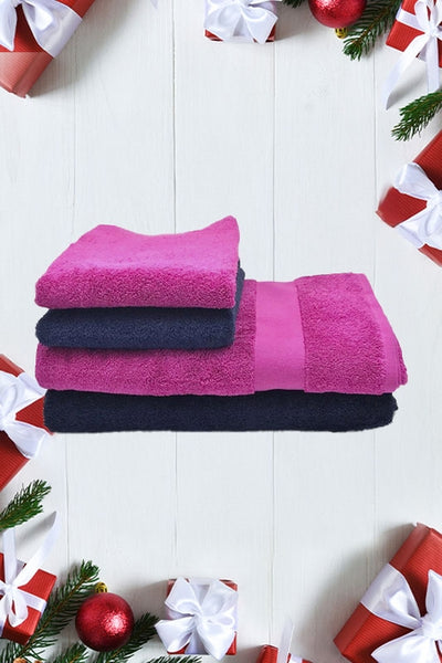 ARKI KYLPY- JA KÄSIPYYHkeet valkoisella lautataustalla. ympärillä on lahjapaketteja ja kuusen oksia, ja joulupalloja.