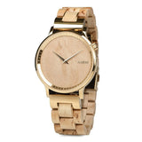 Aarni kello visakoivu, valkoisella taustalla.