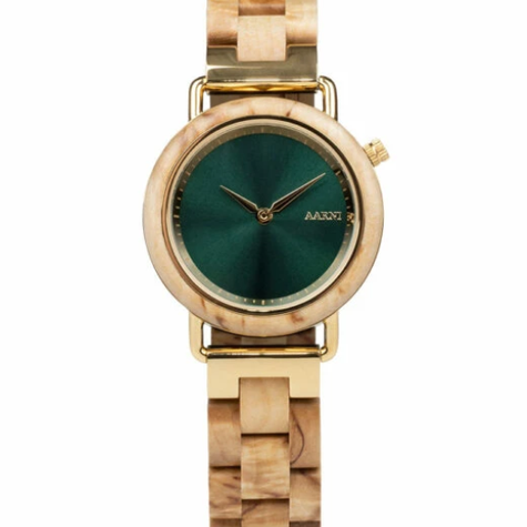 Aarni Saga-kello valkoisella taustalla. Vihreä kellotaulu.