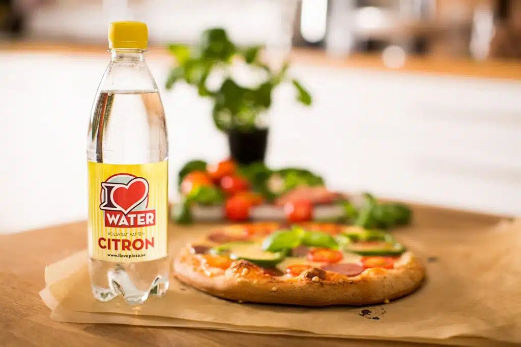 Brändätty Vesi 330 ml ja 500 ml – profiloitu, luonnollinen ja 100 % kierrätettävä.
