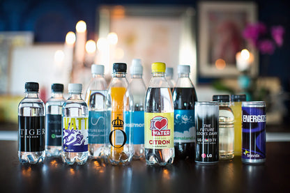 Brändätty Vesi 330 ml ja 500 ml – profiloitu, luonnollinen ja 100 % kierrätettävä.