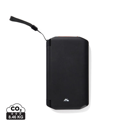 10 000 mAh aurinkovirtapankki 3 paneelilla. 20W pikalataus, integroidut kaapelit ja IPX3-suojaus. Käytännöllinen lahja aktiiviseen käyttöön.