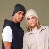 Beechfield heijastava pipo päässä sekä miehellä että naisella.