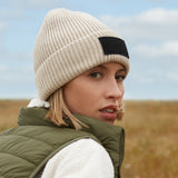 Beechfield painettava pipo naisella päässä.