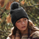 Beechfield snowstar pipo naisella päässä.