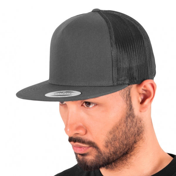 Classic Trucker lippis miehen päässä