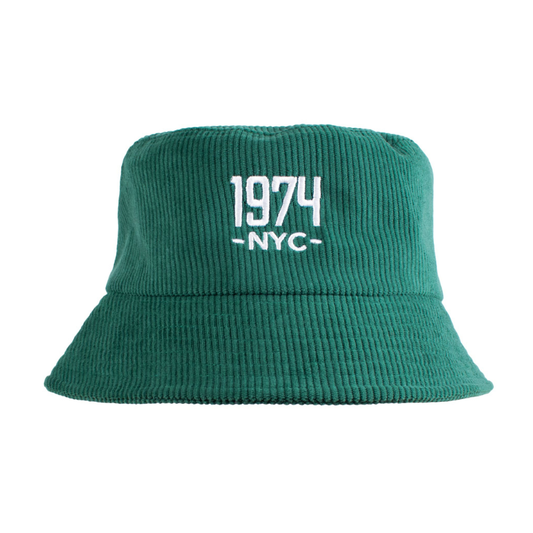 Vakosamettinen bucket hat brodeerauksella (max 10 000 tikkiä). Useita kokoja. Minimitilaus 100 kpl/koko. Trendikäs yritystuote.