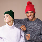 KAhdella henkilöllä pipot päässä.