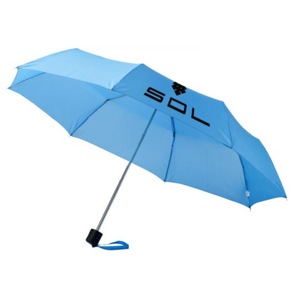Vaaleansininen Ida sateenvarjo avattuna. Paneelissa logo SOL mustalla.