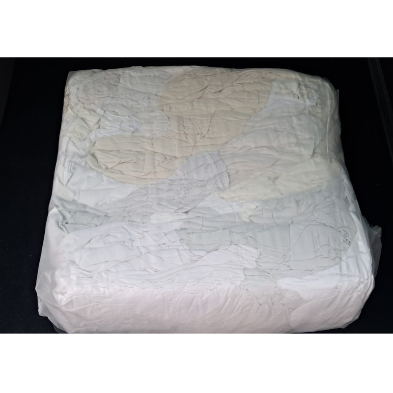 Konepyyhkeet 40x60cm 10kg paalissa mustalla taustalla.