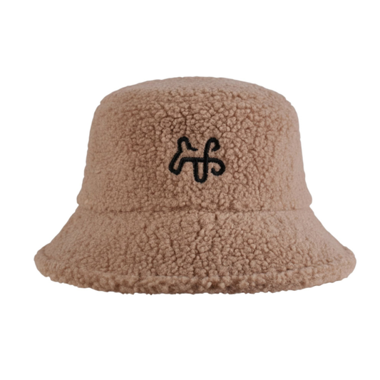 Teddy bucket hat yrityksille – brodeerattu ja trendikäs brändituote.