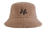 Pehmeä teddy bucket hat logolla. Sis. brodeeraus 10 000 tikkiin asti. Minimi 100 kpl/koko. Trendikäs yritys- ja kampanjatuote.
