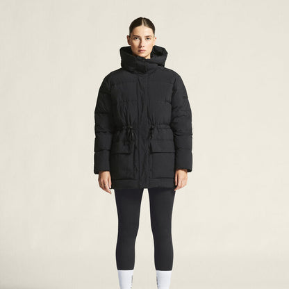 Alt-teksti: Craft Urban Down Puffer Jacket W naisten untuvatakki edestä – lämmittävä ja vettä hylkivä takki arkeen ja kaupunkiin.