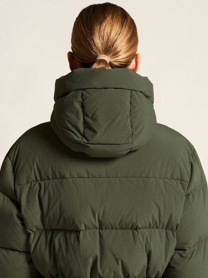 Craft Urban Down Puffer Jacket W huppu ja vetoketjut – säädettävä istuvuus ja käytännölliset yksityiskohdat.