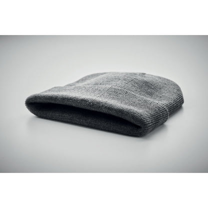 Neulottu Polo-pipo RPET-polyesterista – ympäristöystävällinen ja tyylikäs, brodeerauksella. Esim. 20 kpl. 1 värillä.