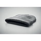 Neulottu Polo-pipo RPET-polyesterista – ympäristöystävällinen ja tyylikäs, brodeerauksella. Esim. 20 kpl. 1 värillä.