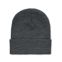 Neulottu Polo-pipo RPET-polyesterista – ympäristöystävällinen ja tyylikäs, brodeerauksella. Esim. 20 kpl. 1 värillä.