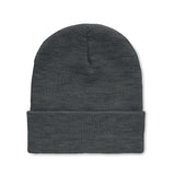 Neulottu Polo-pipo RPET-polyesterista – ympäristöystävällinen ja tyylikäs, brodeerauksella. Esim. 20 kpl. 1 värillä.